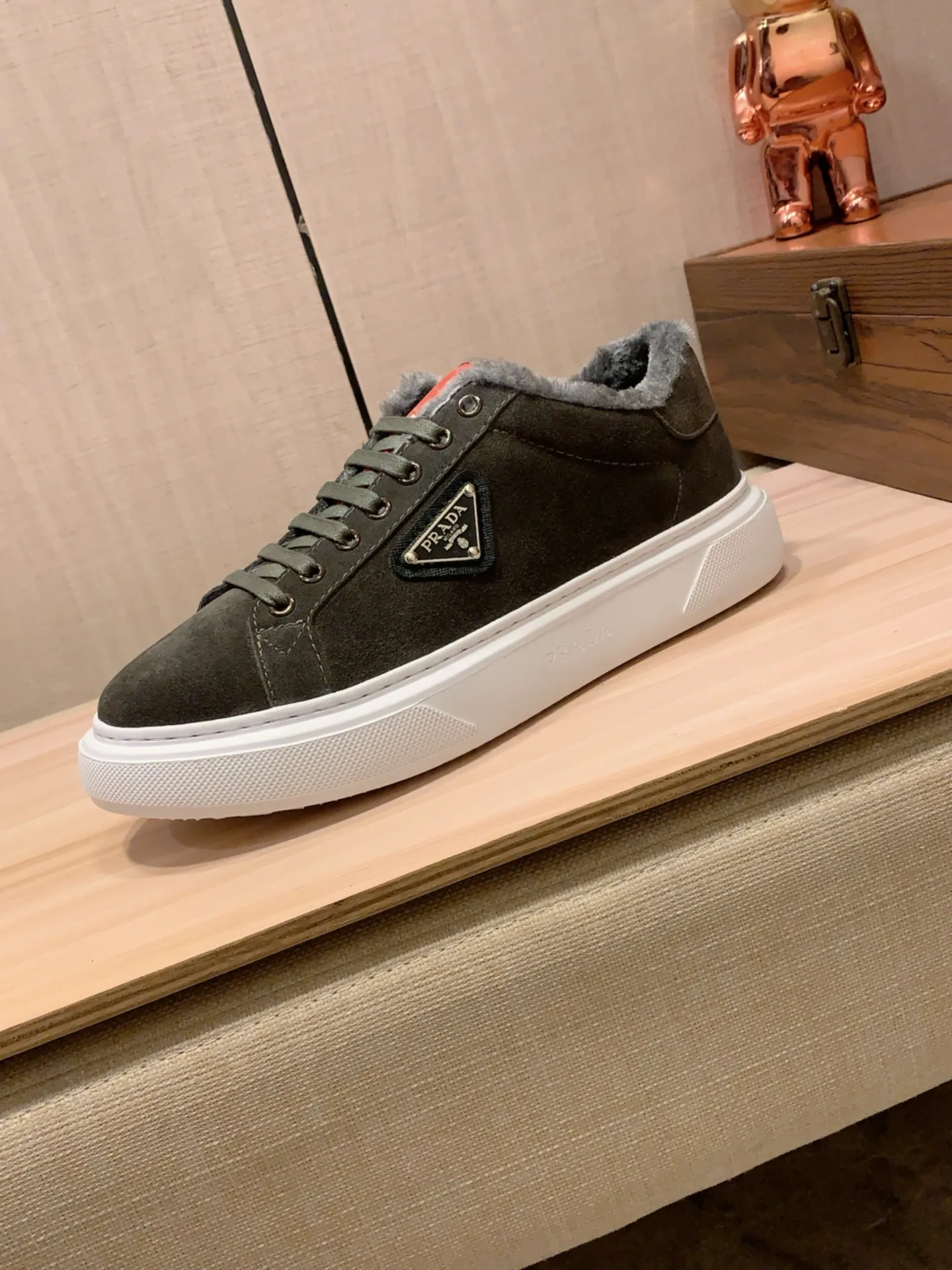 Warm new model: Factory price: 460💰💰🎩🎩[Lightning][Lightning] "Prada Men's Shoes💰pRADA*" The latest and most popular casual shoes, top brand [seduce] luxury~purchase, top~quality. [Strong] The upper is made of imported breathable anti-wear material ➕ Breathable simulated fur feet (•) with fine workmanship. The original stylish and stylish soft rubber wear-resistant and non-slip outsole is light and comfortable on the feet. The real thing looks better when photographed in person. 0186: code: 38-44, 4️⃣ colors selected